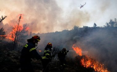 Përfshihet nga zjarri periferia e Athinës, flakët djegin disa shtëpi! Evakuohen banorët (FOTO LAJM)