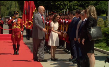 Vizita e kryeministres së Finlandës në Shqipëri, pritet me ceremoni zyrtare nga Rama (VIDEO)