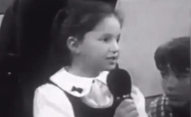 Edhe sot mban të njëjtën ëmbëlsi, e njohët kush është këngëtarja shqiptare në daljen e parë në ekran (VIDEO)