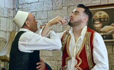 Nuk këndonte prej 20 vitesh, këngëtari shqiptar jep lajmin e madh për babin (VIDEO)