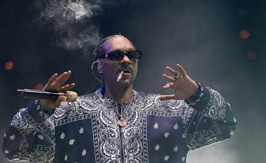 Snoop Dogg ka punësuar dikë që i përdredh cigaret, s’do ta besoni sa e paguar (VIDEO)