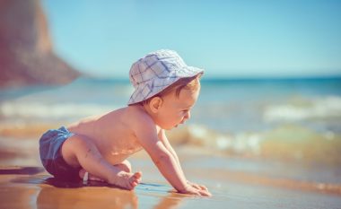 Kur mund ta vizitojë plazhin një bebe? Mjeku pediatër i përgjigjet të gjitha shqetësimeve të pushimeve të para