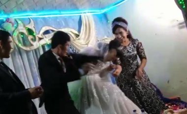 Pamjet po bëjnë xhiron e botës, burri dhunon nusen në mes të dasmës, arsyeja krejt banale (VIDEO)