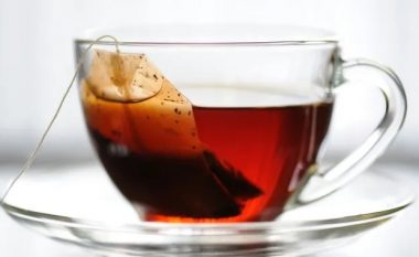 Studimi i fundit: Qeskat e çajit lëshojnë substanca që mund të shkaktojnë sëmundjen e rrezikshme