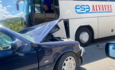 Aksident në aksin Librazhd-Përrenjas, autobusi përplaset me makinën