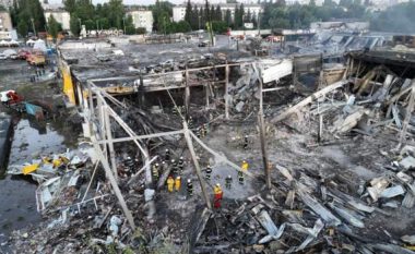 Sulmi rus në qendrën tregtare në Ukrainë, Zelensky: Akt terrori