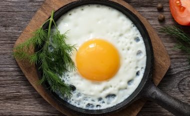 A duhet t’i ndajmë të bardhat e vezëve nga të verdhat? T’i hani së bashku apo jo?