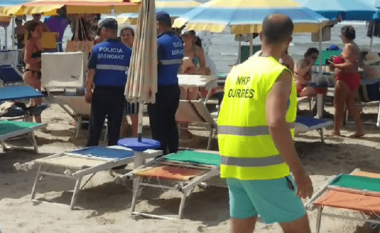 Tre të rinj rrihen me njëri-tjetrin për vendosjen e çadrave dhe shezlongeve në plazhin e Durrësit, vihen nën hetim