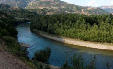 E rëndë në Dibër, 15-vjeçari humb jetën në lumin Drin, e mori rrjedha ndërsa po lahej