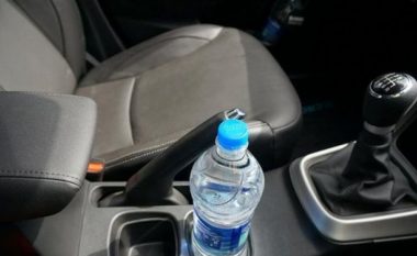 Mos e lini shishen e ujit në makinë gjatë verës