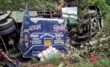 Tragjike në Indi, autobusi përfundon në humnerë, ndërrojnë jetë 26 persona
