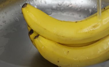As nuk e keni menduar, për këtë arsye bananet duhen larë para se t’i konsumoni