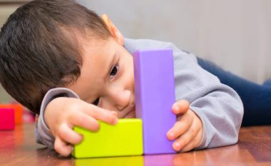 Si ndryshojne shenjat e autizmit tek bebet 0-12 muajshe, 1 deri në 2 vjeç dhe mbi 3 vjeç