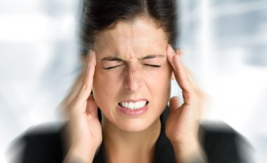 Dhimbje koke e vazhdueshme dhe 3 simptoma të tjera që trupi ju jep kur keni këtë problem të përhapur gjatë verës