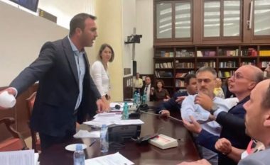 Goditi me filxhan opozitën, reagon deputeti shqiptar: U provokova (VIDEO)