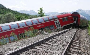 “Njerëzit po nxirren nga dritaret”, rritet bilanci i vdekjeve të trenit të aksidentuar