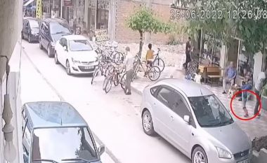 Kalimtari nuk u beson syve, fëmija bie me kokë nga ballkoni, përplaset në shpatullat e tij e më pas në trotuar (VIDEO)