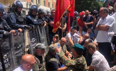 Kaos në Kosovë me protestën e veteranëve të UÇK-së, një prej pjesëmarrësve përfundon në spital