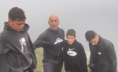 Pesë orë ecje, Haradinaj ngjitet me djemtë e nipin në Liqenin e Jazhincës! Gëzuar! (VIDEO)