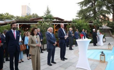 Meta poston foton me ambasadorët, mes tyre dhe Yuri Kim: Urime Egjiptit