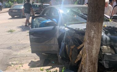 Makina përplaset me pemën në Sarandë, dy të plagosur