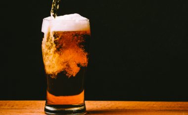 Birra shqiptare “mposhtet” nga importi, alarm për falimente nga shtimi i kostove