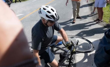 “O Zot!”, presidenti Joe Biden bie nga biçikleta (VIDEO)