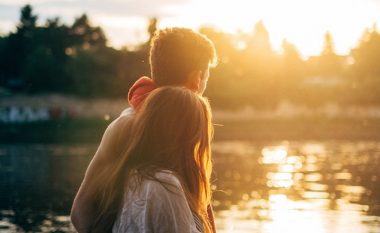 Si të mbash gjallë romancën në një lidhje?