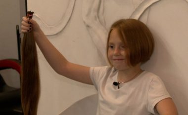 Gjesti i 9-vjeçares emocionon botën, shet flokët për të ndihmuar ushtarët ukrainas
