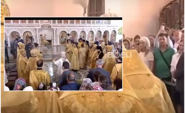Patriarku i Moskës rrëzohet mbi ujin e shenjtë dhe bie në dysheme (VIDEO)