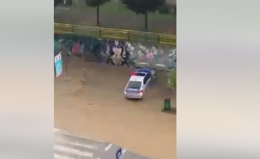 Moti i keq në Kosovë, momenti kur polici ndihmon nënën dhe vajzën të kalojnë rrugën me ujë (VIDEO)