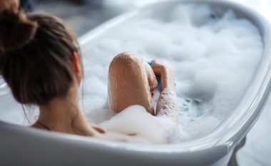 Nëse vuani nga këto 3 probleme shmangni një banjë të nxehtë