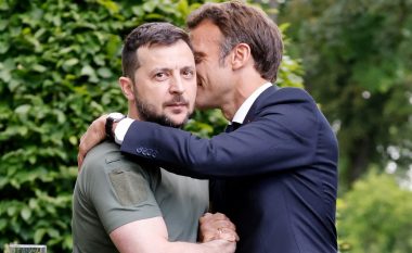 Fotoja po bën xhiron e rrjetit, momenti i sikletshëm mes Macron dhe Zelenskyt