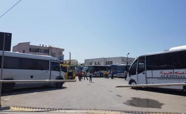 Rritja e çmimit të karburanteve, linja e autobusëve Tiranë – Durrës rrit çmimin e biletës