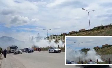 EMRI/ Shpërthen në lëvizje makinë në Tiranë, në gjendje të rëndë drejtuesi (VIDEO)