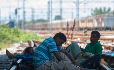 Treni në Maqedoninë e Veriut përplas për vdekje dy emigrantë që flinin në hekurudhë