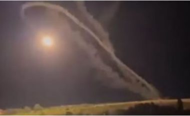 “Mister” në Luhansk, raketa ruse ndryshon trajektoren me 180 gradë dhe godet bazën nga ku u lëshua (VIDEO)