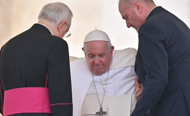 Papa Françesku vështirësi në ecje? Dy persona e ndihmojnë të ulet në karrige (VIDEO)