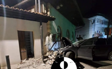 E rëndë në Kosovë, makina hyn brenda xhamisë në Pejë! Raportohet për të lënduar (FOTO LAJM)