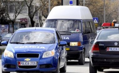 Automjeti humb kontrollin dhe përplaset me murin rrethues në Durrës, 3 të plagosur
