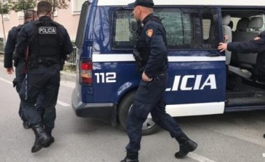 Qarkullonte me armë të ftohta me vete, prangoset 27-vjeçari në Gjirokastër
