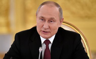 I sëmurë rëndë? Putin dridhet në mënyrë të pakontrolluar në publik (VIDEO)