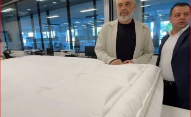 Një dyshek të personalizuar, Rama merr dhuratën speciale në Kosovë