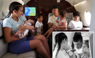 Cristiano Ronaldo dhe Georgina pozojnë me fëmijët teksa largohen për pushime