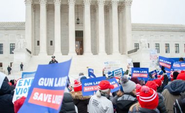 Gjykata e Lartë e SHBA-së rrëzon një ligj në Nju Jork që kufizon të drejtat e mbajtjes së armëve
