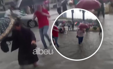Përmbytjet masive detyrojnë qytetarët të kalojnë zbathur rrugën (VIDEO)