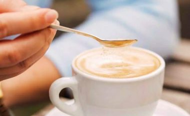 A është i dëmshëm sheqeri në kafe? Përgjigjen ekspertët