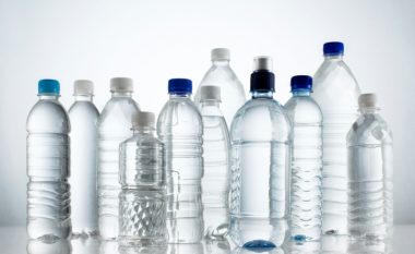 Ja si ta zgjedhim dhe ruajmë ujin me shishe që konsumojmë cdo ditë