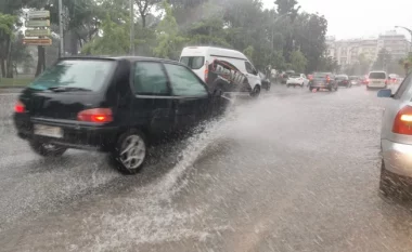 Reshje shiu në Greqi, uji “pushton” rrugët e Selanikut (VIDEO)