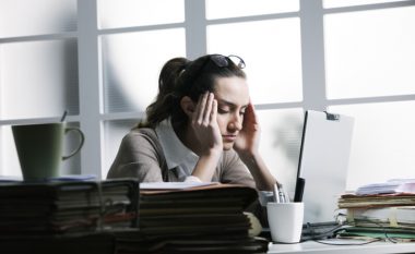 Jeni të lodhur në punë: Këshilla si ta largoni stresin